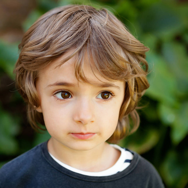 Enfant aux cheveux bouclés
 - Photo, image