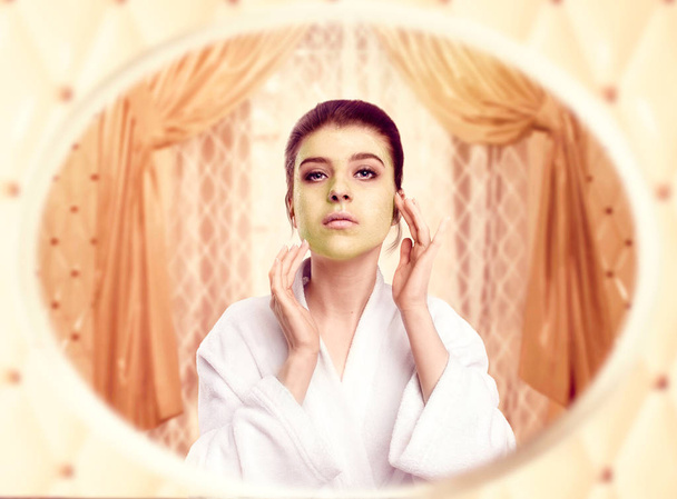 Nuori nainen valkoisessa kylpytakissa
 - Valokuva, kuva