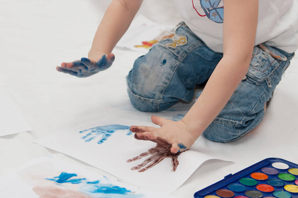 Child draws with his own hands - Photo, Image