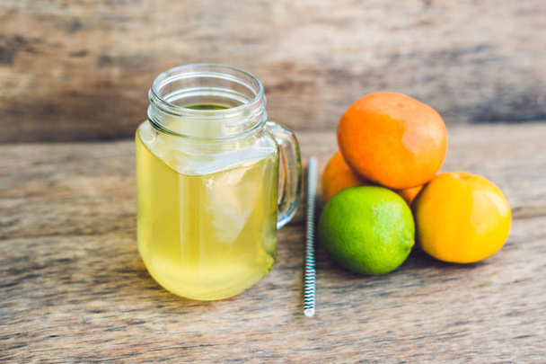 Domácí fermentované syrové Kombucha čaj připraven k pití s pomerančem a limetkou. Léto - Fotografie, Obrázek
