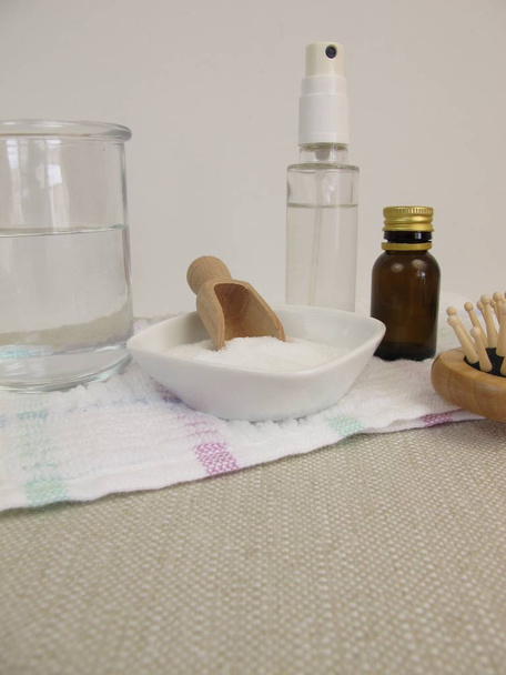 Spray capillaire fait maison à base d'eau sucrée et d'huile essentielle
 - Photo, image