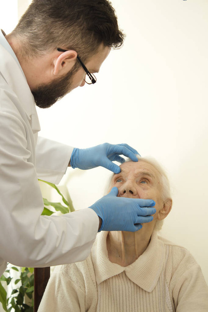 Test sırasında doktor yaşlılık hastalıkları uzmanı.  - Fotoğraf, Görsel