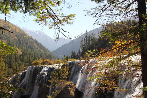 Vista lateral de la cascada Jiuzhaigou
 - Foto, imagen