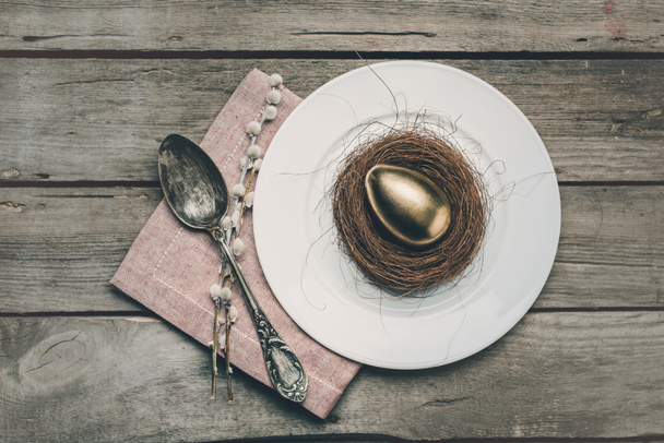 Golden Easter egg on plate  - 写真・画像