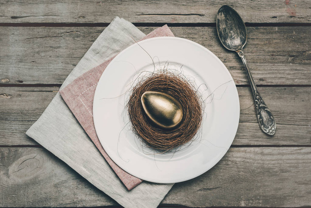 Uovo di Pasqua d'oro sul piatto
  - Foto, immagini