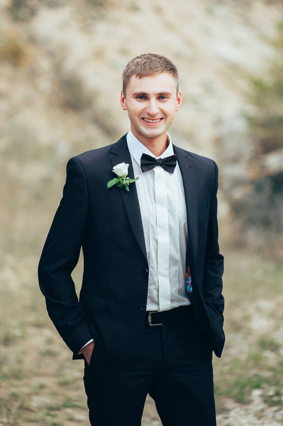 Groom wearing suit and boutonniere - Photo, image