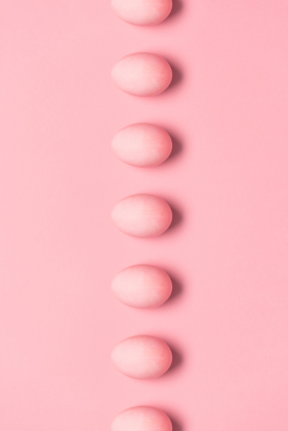 fila de huevos pintados de color rosa
  - Foto, Imagen