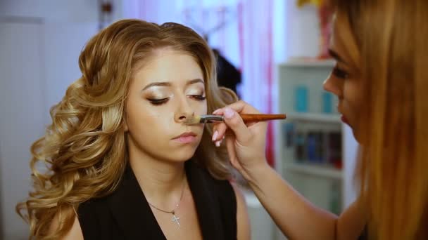 make up artist applying make up on model - Footage, Video