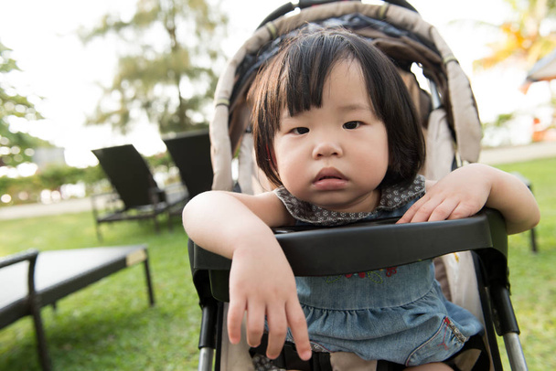 Pequena criança asiática
 - Foto, Imagem