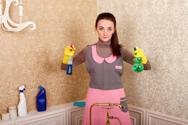mujer en uniforme de servicio de limpieza
 - Foto, imagen