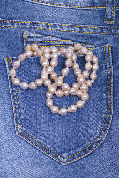 Jeans y collar de perlas
 - Foto, imagen
