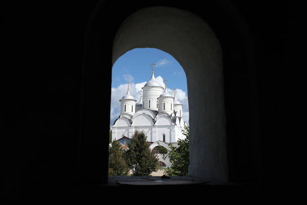 Θέα από το λευκό ναό από το παράθυρο - Φωτογραφία, εικόνα