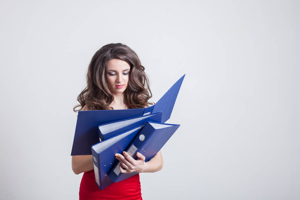 Dziewczyna sekretarza firmy utrzymuje folderów - Zdjęcie, obraz
