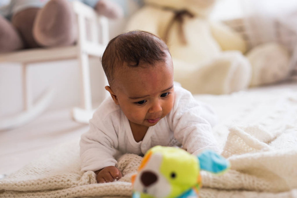adorável afro-americano bebê menino brincando com brinquedo dentro de casa
 - Foto, Imagem