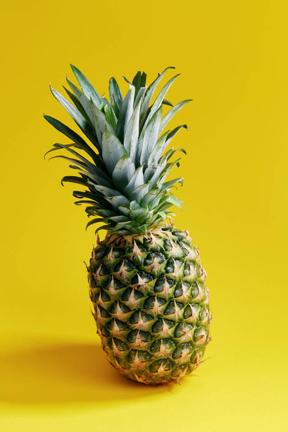 fresh sliced Pineapple - Foto, afbeelding