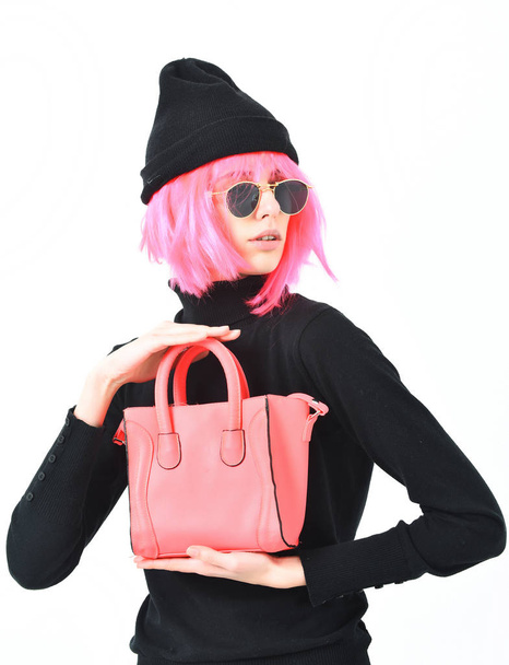 fashionable sexy girl in pink wig posing with fashion bag - Foto, afbeelding