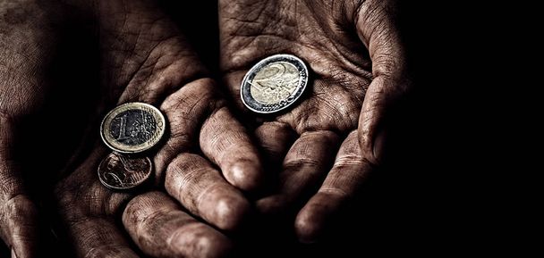Handen van bedelaar met munten  - Foto, afbeelding