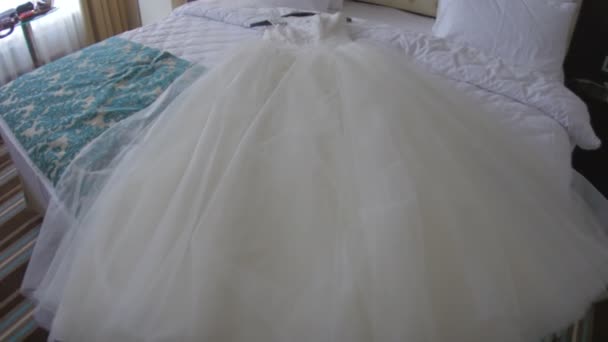 Svatební bílé šaty na posteli - Záběry, video