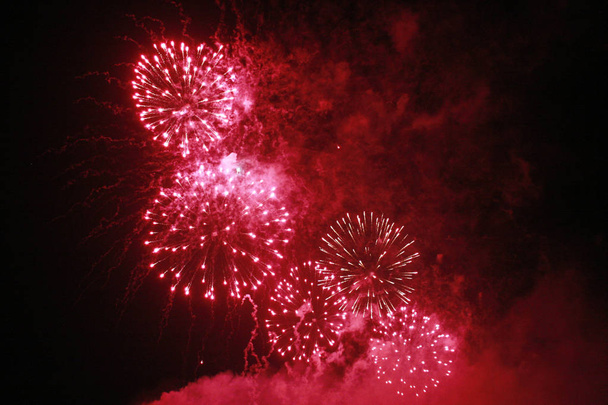 Красный фейерверк во время фестиваля
 - Фото, изображение