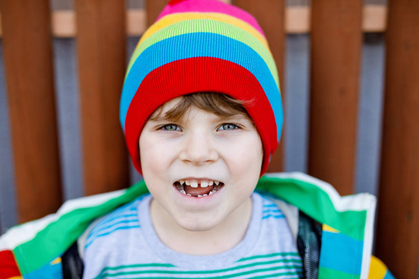Zewnątrz mody portret ładny mały chłopiec dziecko ubrane w kolorowe ubrania - Zdjęcie, obraz