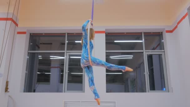 Muovi kaunis tyttö voimistelija akrobaattinen sirkus rengas
 - Materiaali, video
