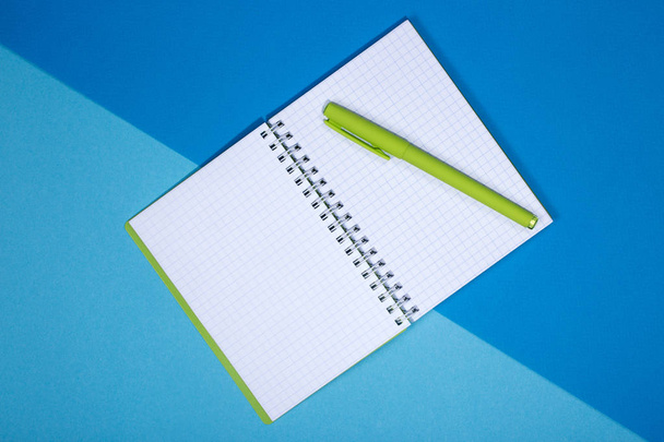 Открыть ноутбук и ручку на цветном фоне
  - Фото, изображение