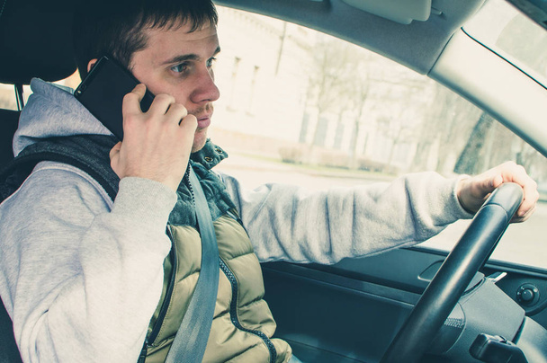 Ζητά από την οδήγηση. Χρήση του τηλεφώνου κατά την οδήγηση επικίνδυνη πρόγραμμα οδήγησης - Φωτογραφία, εικόνα