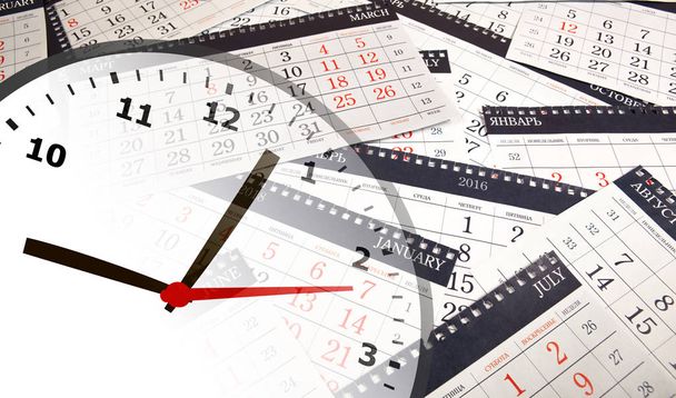 настінний календар з кількістю днів і годинником
 - Фото, зображення