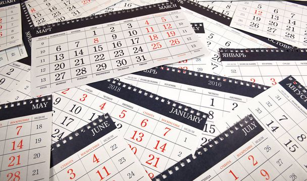 стопка календарных листов на столе
  - Фото, изображение