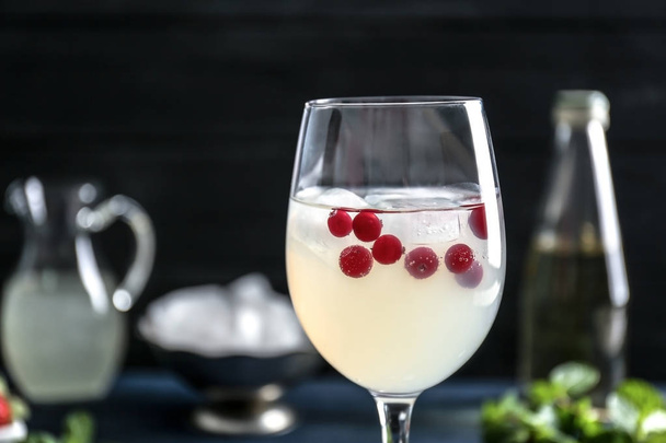 Refreshing cocktail with cranberry - Fotoğraf, Görsel