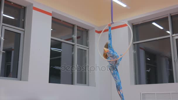 plástico bela menina ginasta no anel de circo acrobático
 - Filmagem, Vídeo