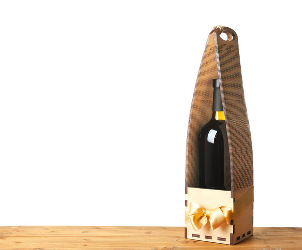 Mesa con botella de vino en caja de regalo
 - Foto, imagen