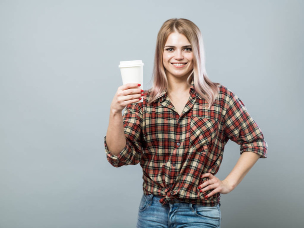 Young woman with mug - Foto, afbeelding
