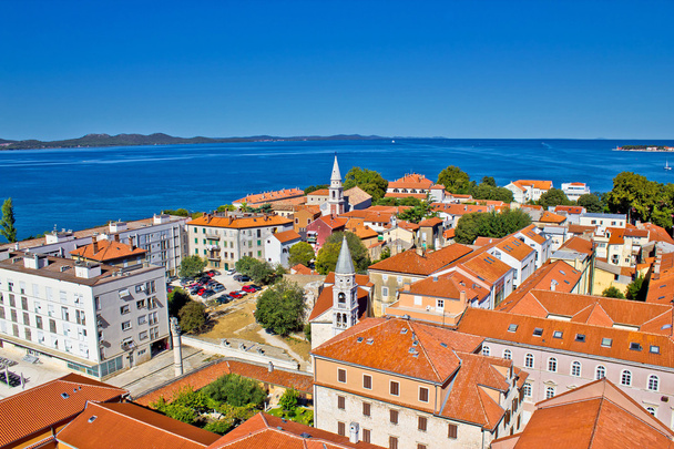Colorida ciudad de Zadar azoteas y torres
 - Foto, Imagen