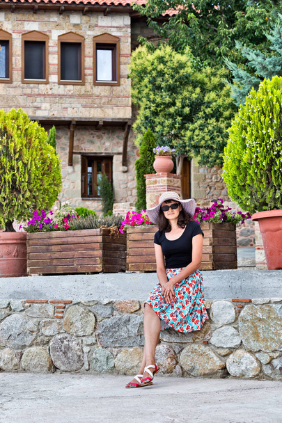 Young woman posing in front of a beautiful house - Foto, Bild