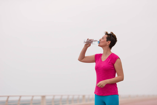 Fitness vrouw drinkwater - Foto, afbeelding