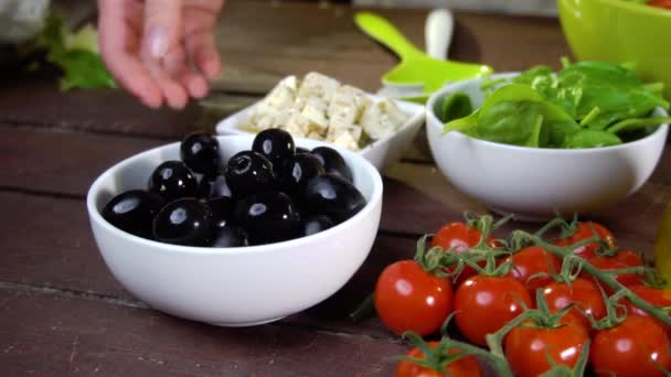 bereiden van verse fruit salade. Slow motion - Video