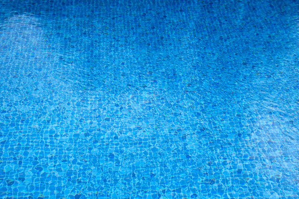 Niebieska woda rozrywana w basenie - Zdjęcie, obraz