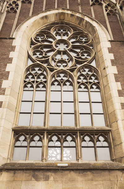 Bela janela gótica na fachada da Igreja de Santa Olga
  - Foto, Imagem