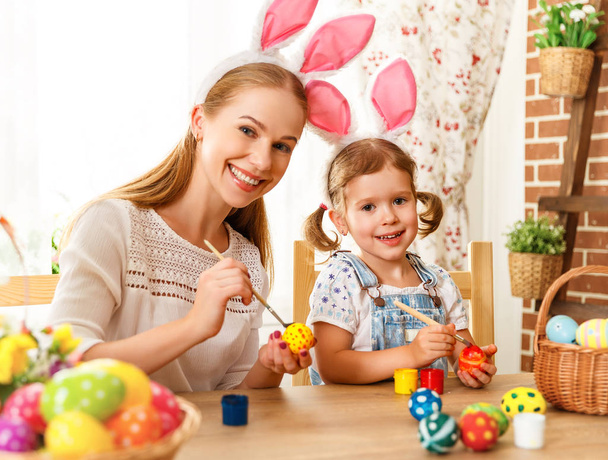 Happy easter! family mother and child daughter paint eggs for ho - Photo, image