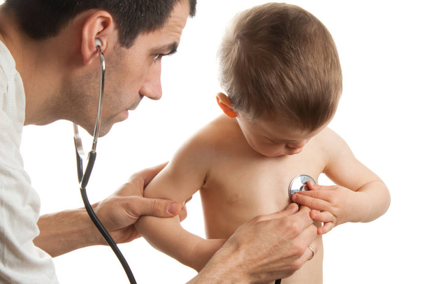 Arts met de stethoscoop en kinderen - Foto, afbeelding