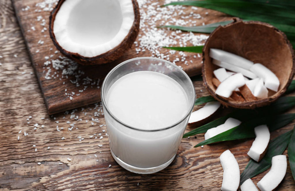 Glass of fresh coconut milk  - Valokuva, kuva