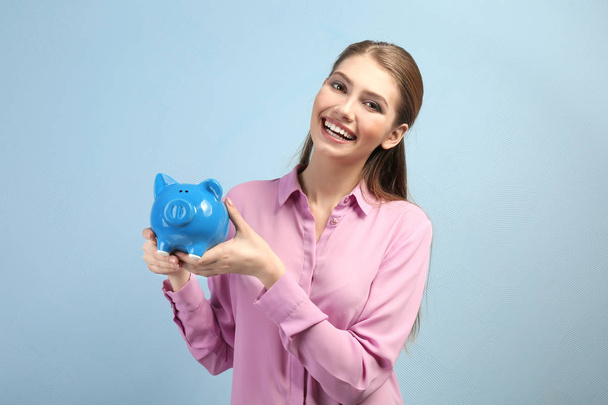 woman with piggy bank - Valokuva, kuva