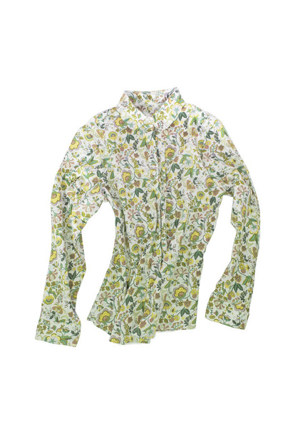 Vrouwelijke shirt, blouse met heldere bloemmotief, geïsoleerd op whi - Foto, afbeelding