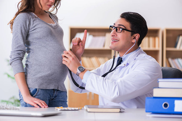 Terhes nő konzultációra látogató orvos - Fotó, kép