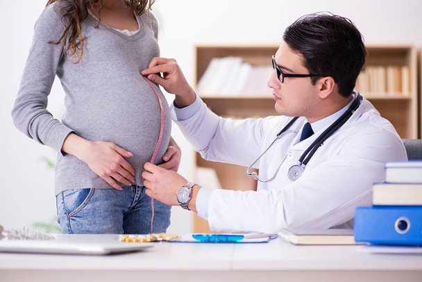 Mujer embarazada que visita al médico para consulta - Foto, Imagen
