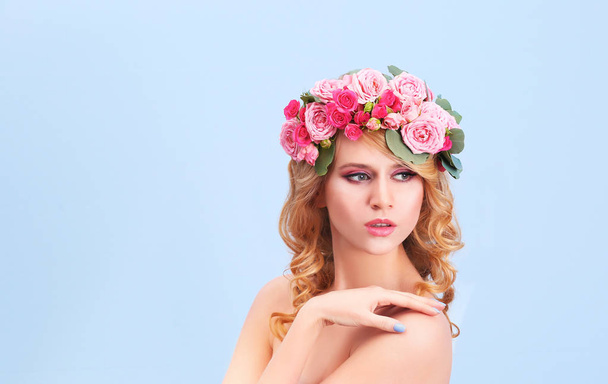 Giovane donna con fiori in capelli
 - Foto, immagini