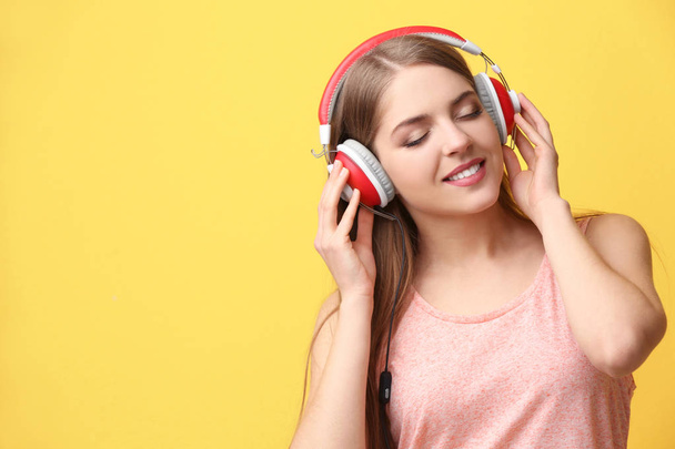 Beautiful young woman listening to music - Фото, изображение