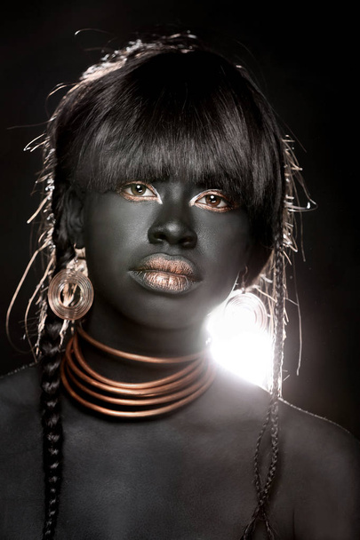 African American Woman Wearing Tribal Inspired Fashion - Foto, Imagen