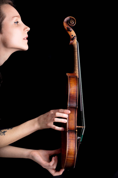 perfil de mulher e violino no fundo preto
 - Foto, Imagem